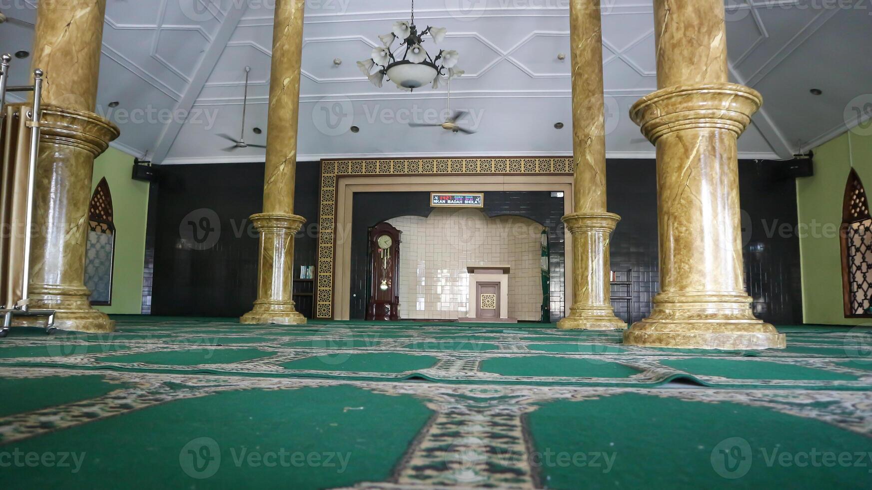mosque interior building with 4 pillars photo