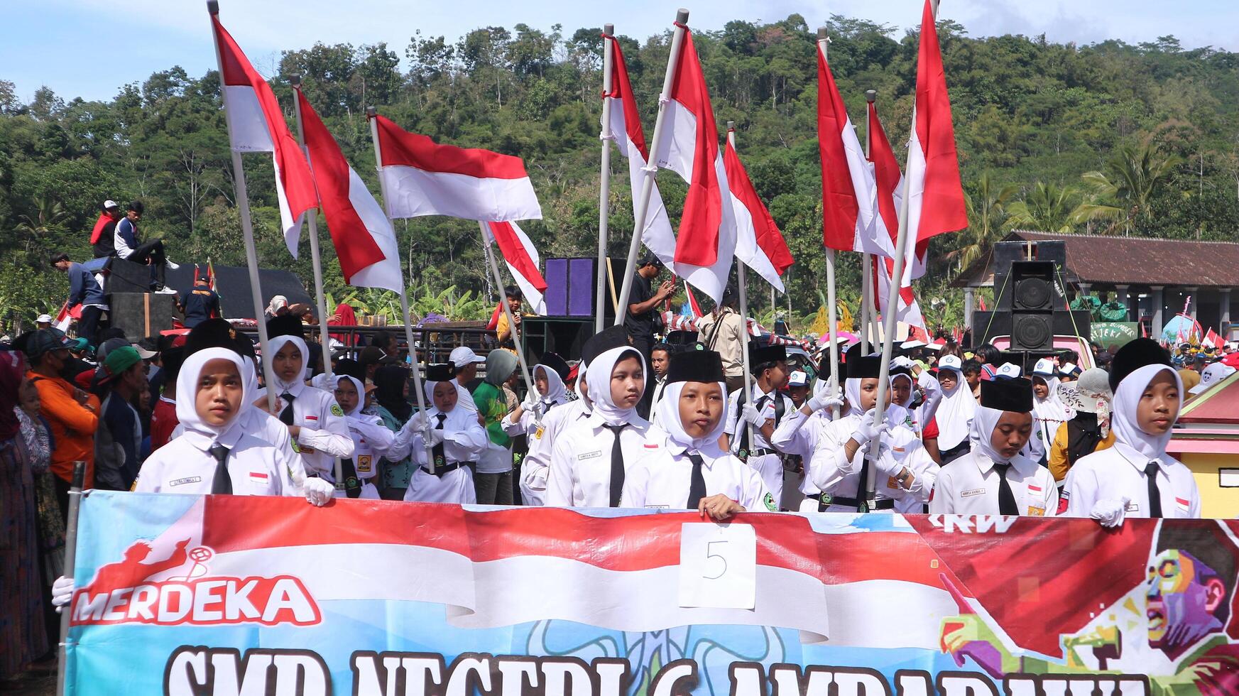 ambarawa, agosto 17 2023. indonesio estudiantes traer rojo blanco banderas en ceremonia celebrando independencia día. foto