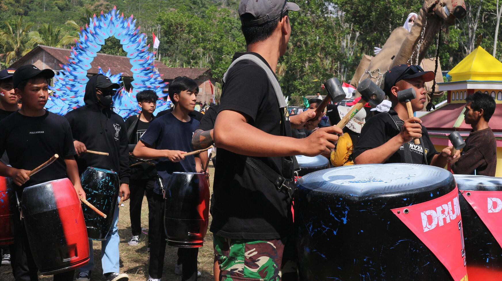 tambor banda desfile utilizando usado basura latas en de indonesia independencia día. foto