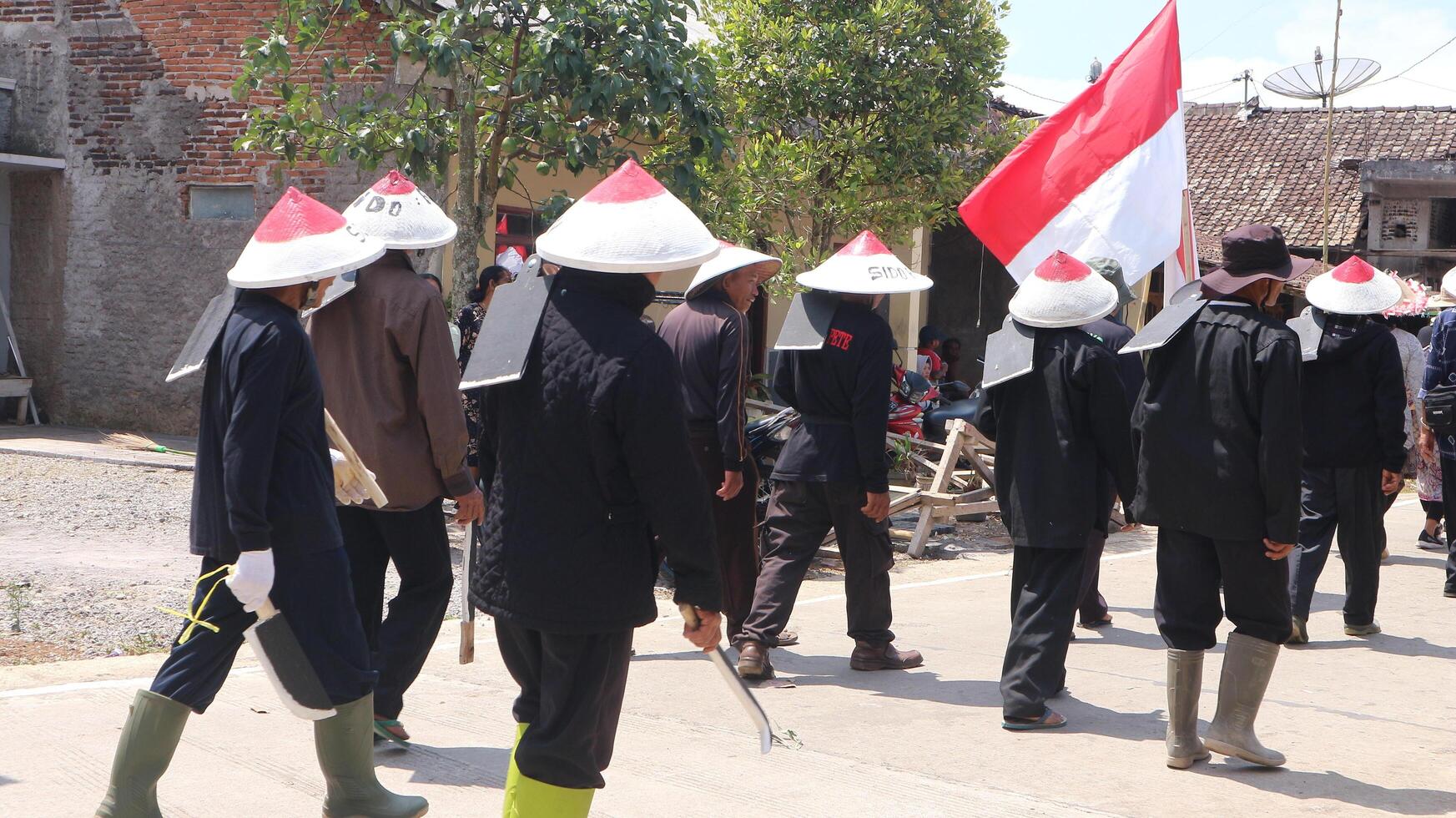 ambarawa, agosto 17 2023. indonesio agricultores vestir sombreros y traer banderas a el indonesio independencia día carnaval. foto