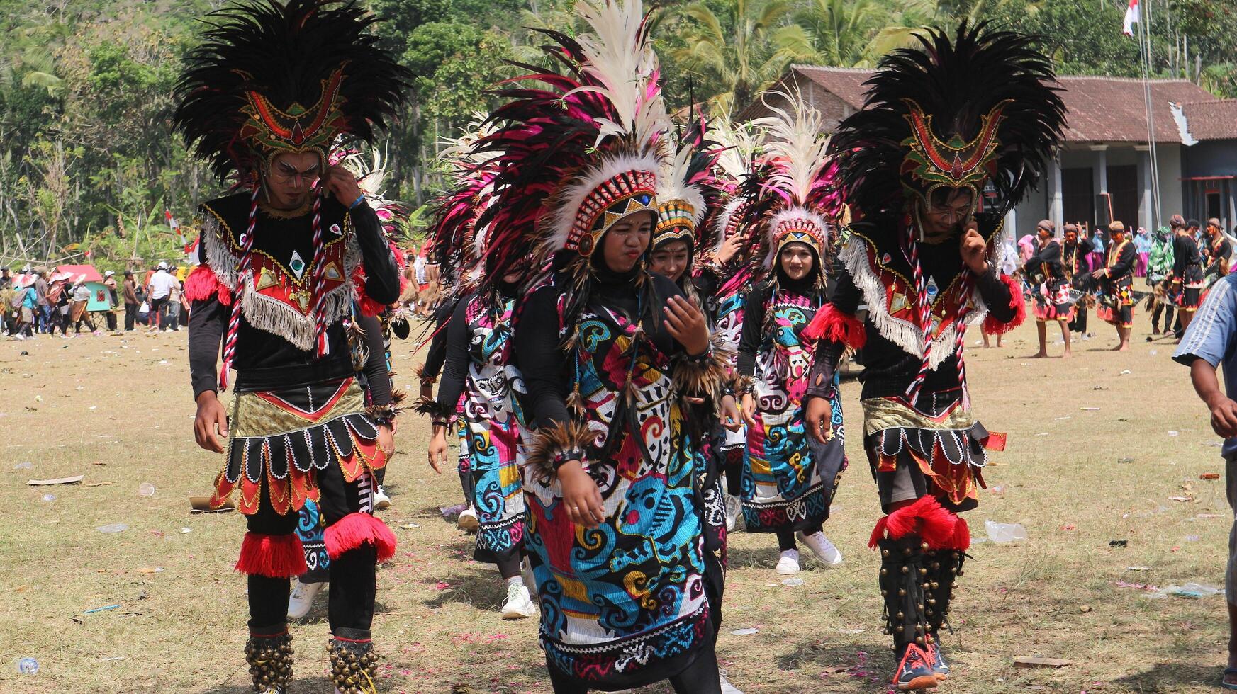 regir tradicional danza desde Indonesia a el indonesio independencia día carnaval evento. foto