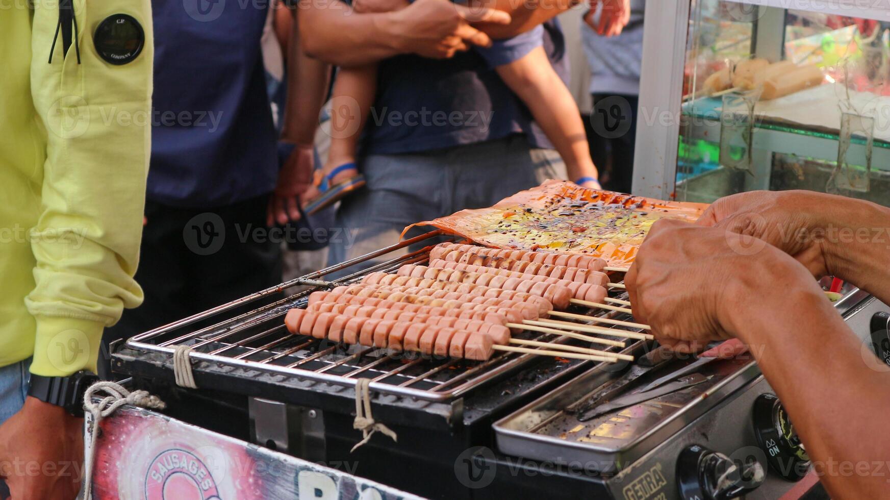 delicioso sosis bakar parilla salchicha en indonesio calle mercado. foto