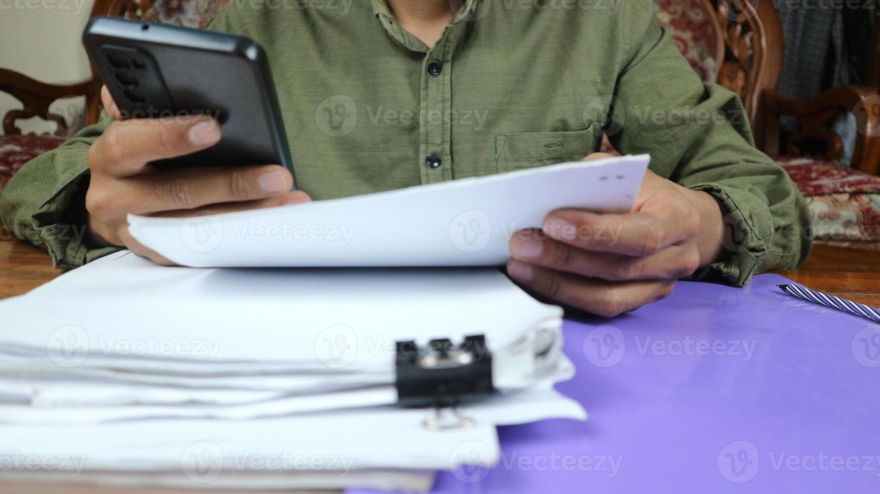 empresario preparando informes documentos. pila de algo de inconcluso documento logra con papel acortar. foto