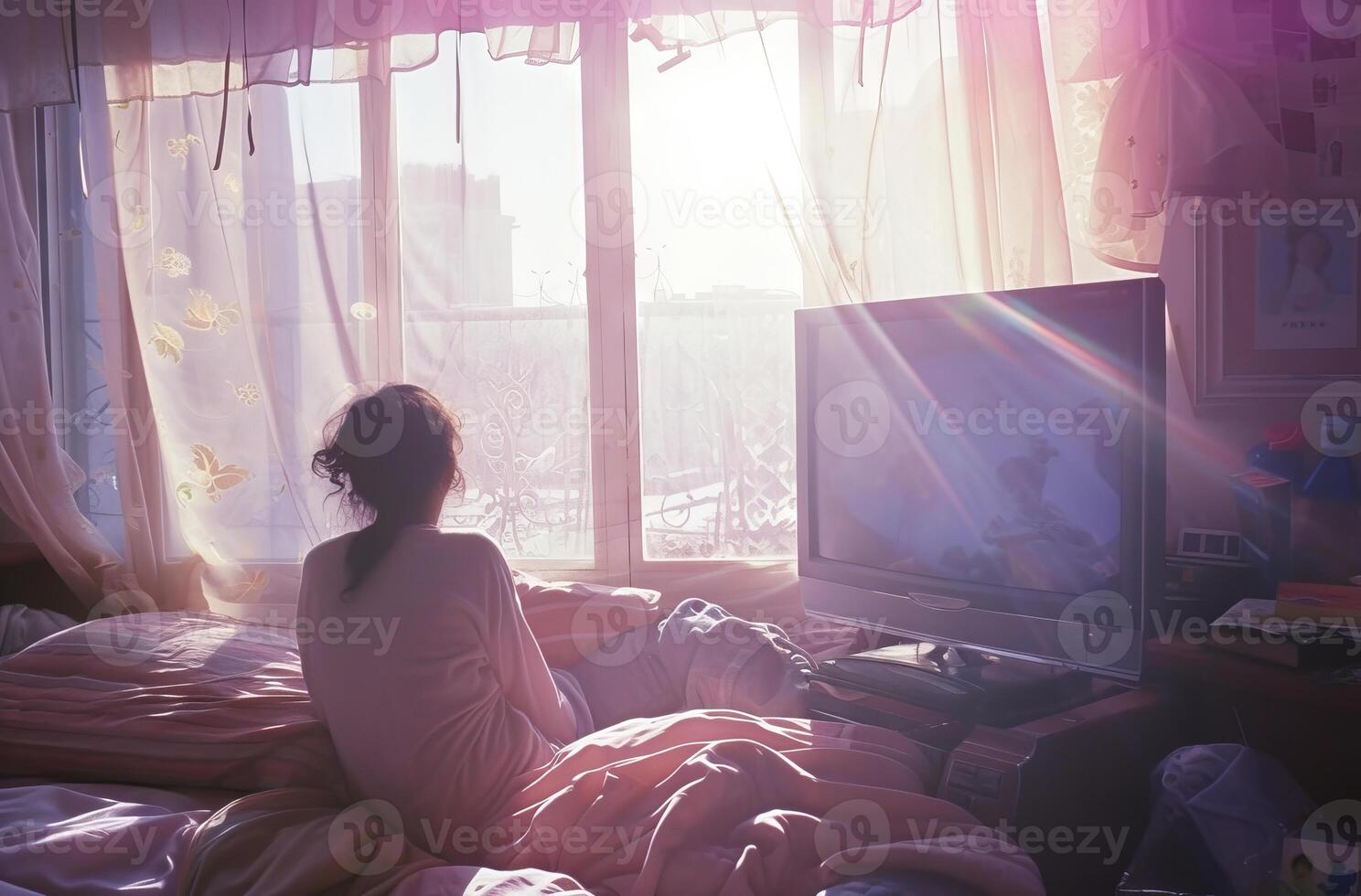 mujer tomando el sol en luz de sol por el ventana en un acogedor dormitorio foto