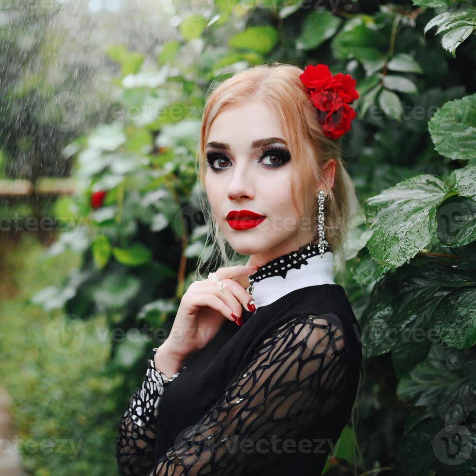 hermosa elegante mujer en lozano vegetación foto