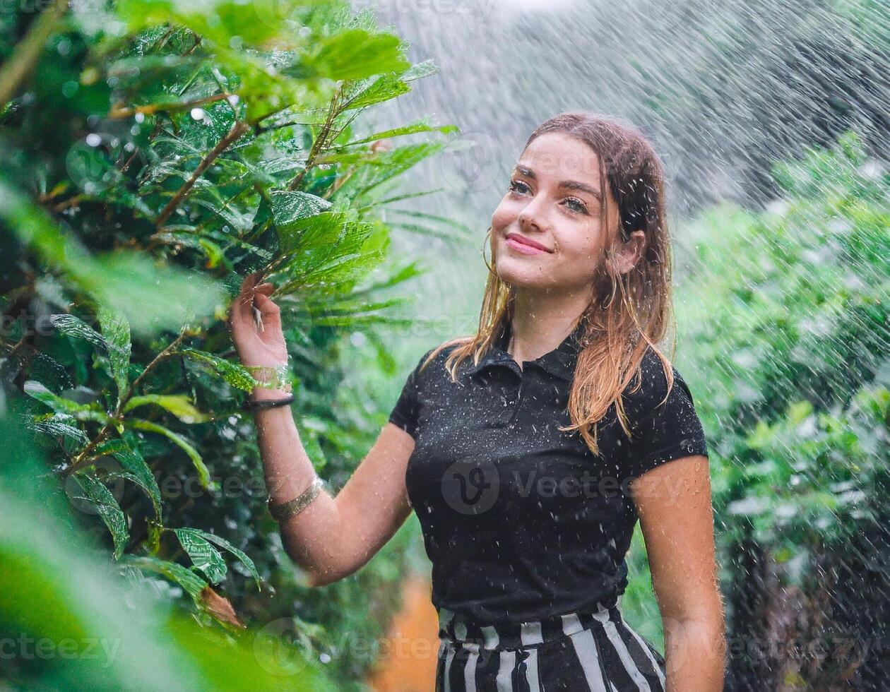 hermosa elegante mujer en lozano vegetación foto