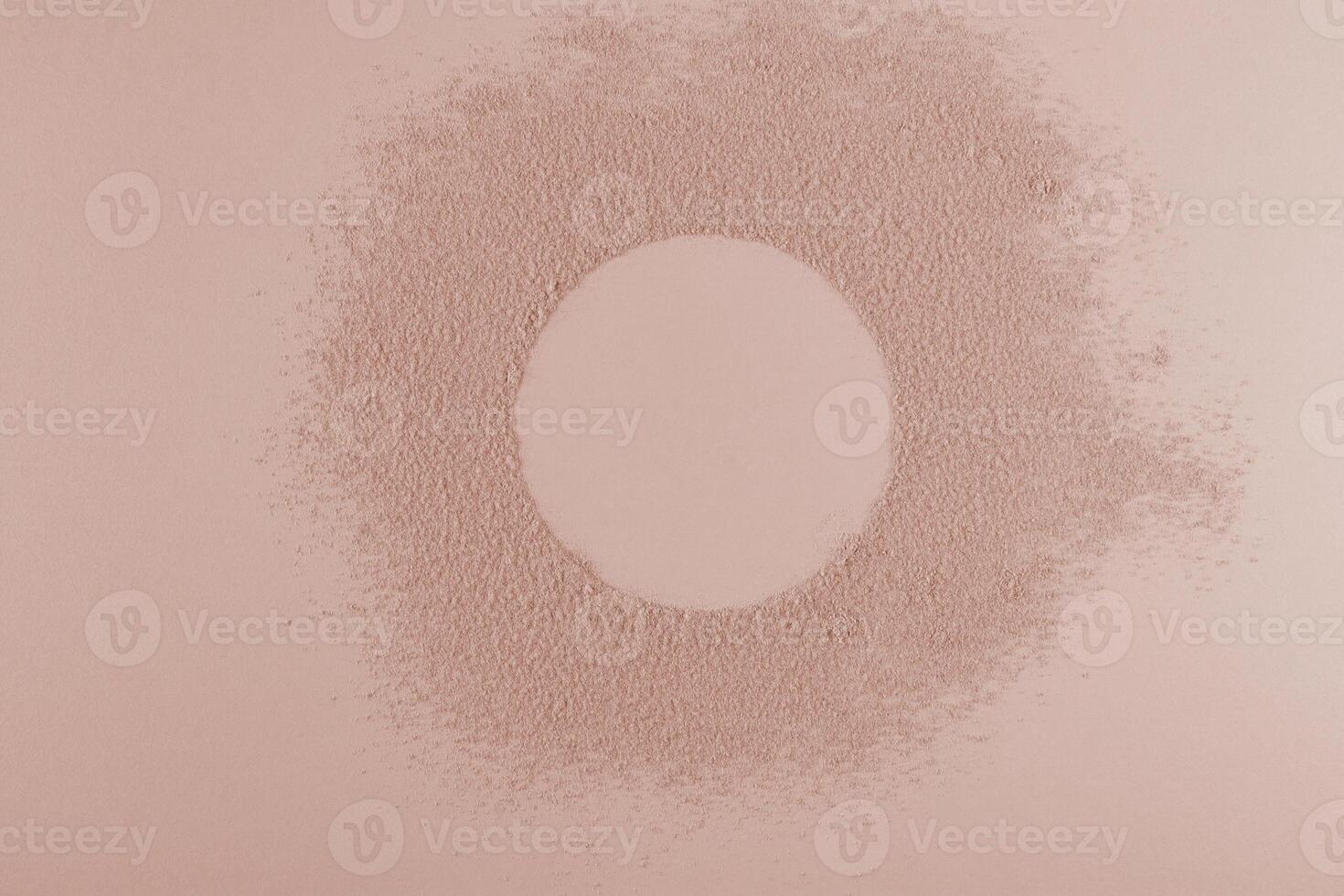 blanco redondo espacio para cosmético producto publicidad diseño. un delicado rosado sombra con un ligero textura de suelto polvo. parte superior vista. un Copiar espacio. foto