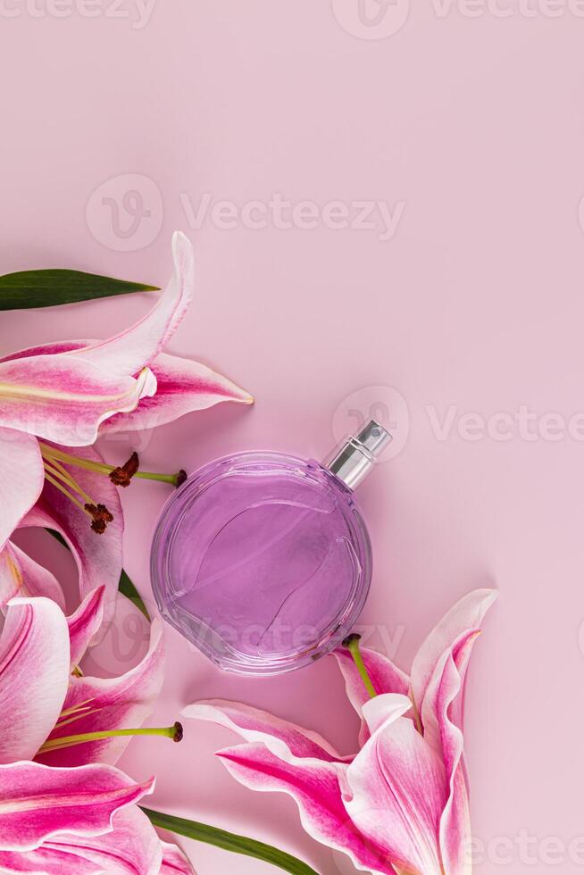 elegante botella de cosmético rociar o De las mujeres perfume en pastel vertical antecedentes con delicado lirios un Copiar espacio. blanco diseño para producto. foto