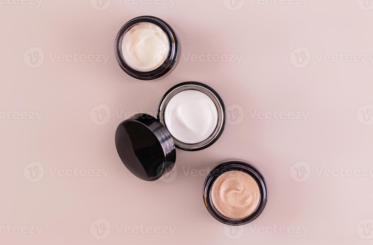 un conjunto de vaso frascos con cosmético crema de diferente colores para cara y cuerpo piel cuidado. diseño. embalaje. producto presentación. parte superior vista. Bosquejo foto