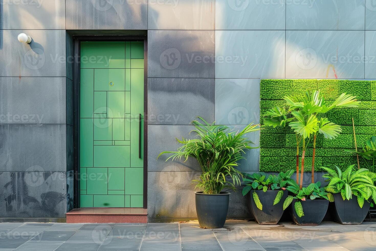 verde frente puerta con plantas, fachada de un moderno edificio con moderno puerta. foto