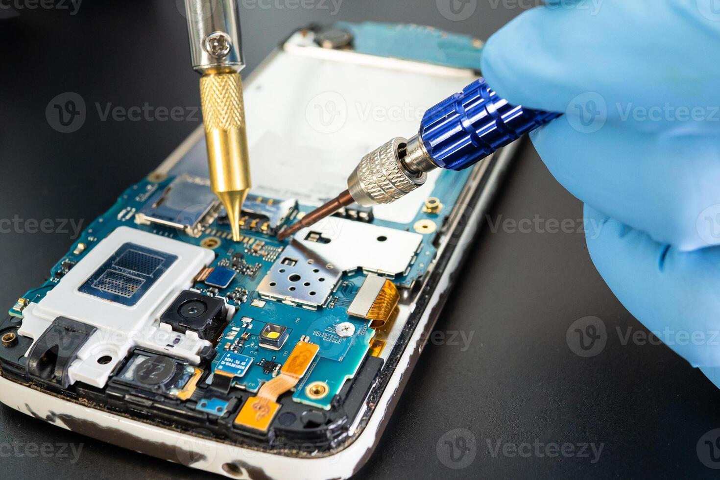 reparando y potenciar Samsung móvil teléfono, electrónico, computadora hardware y tecnología concepto. foto