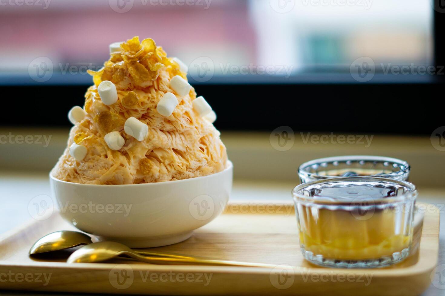 escarchado indulgencia, disfrutando taiwanés afeitado hielo delicias en Xiaoliuqiu foto