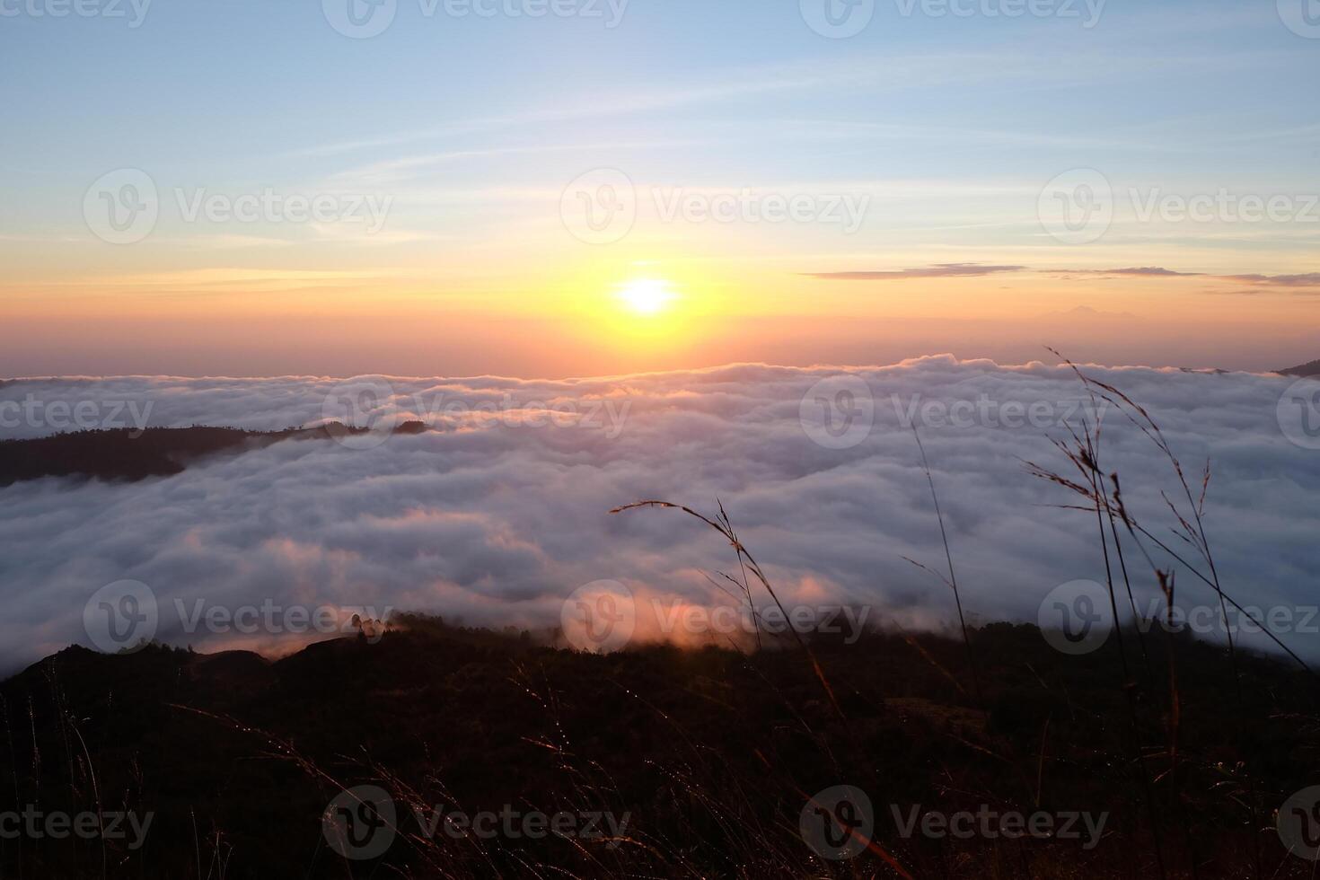 Mañana amanecer, cielo alto serenidad, nubes terminado montaña tapas, excursionismo aventuras foto