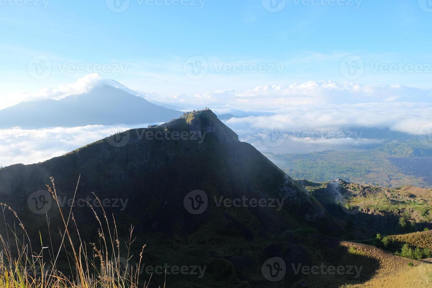 encima el nubes, majestuoso montaña parte superior puntos de vista, claro azul cielo, excursionismo aventuras foto