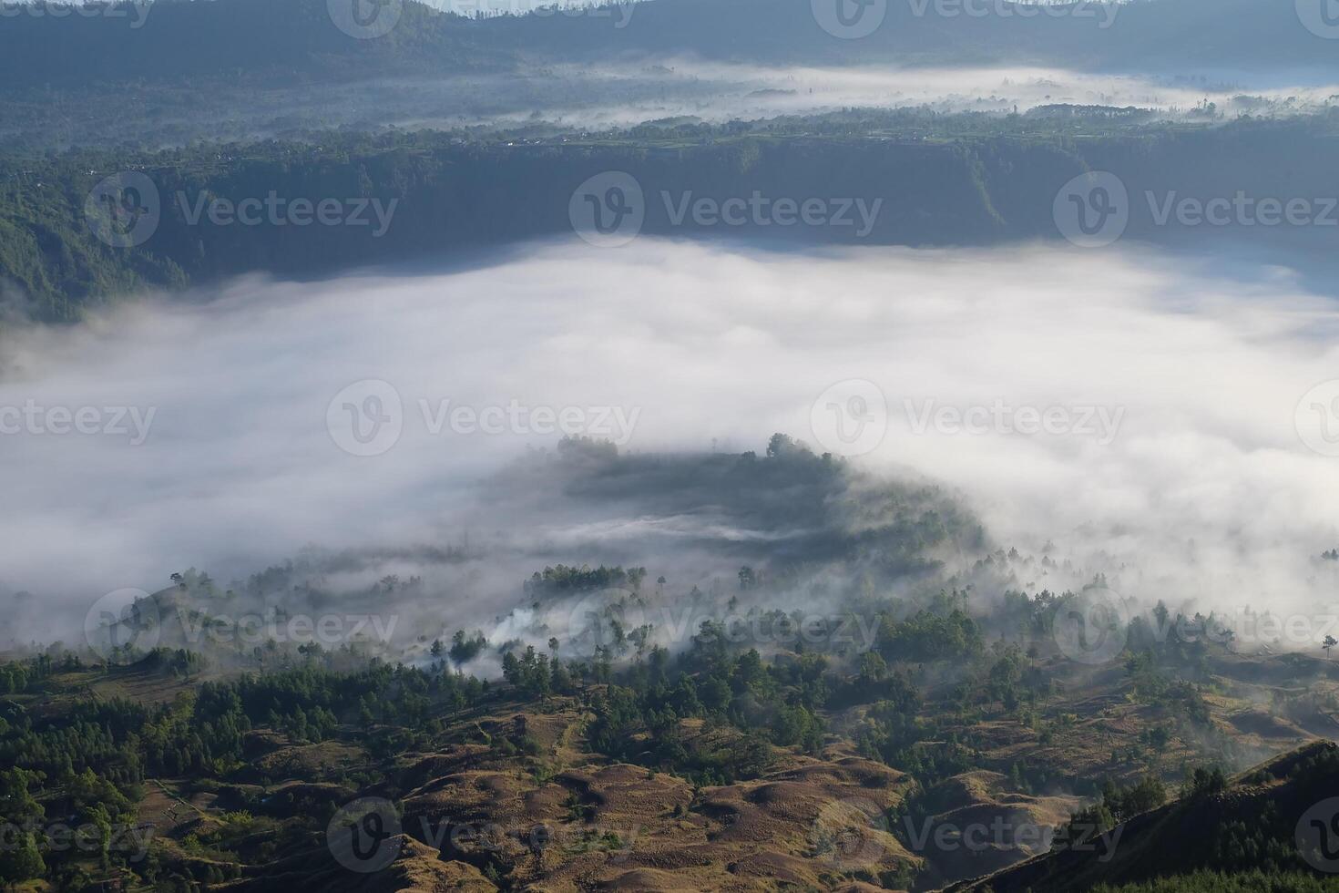 encima el nubes, majestuoso montaña parte superior puntos de vista con maravilloso bosque paisajepaisaje de nubes mundo maravilloso, montaña picos encima nubes, encantador bosque abajo foto