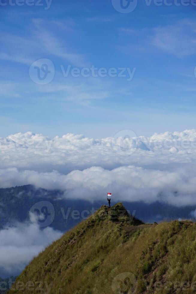 Indonesia bandera encima el nubes, majestuoso montaña parte superior puntos de vista, batur bali foto