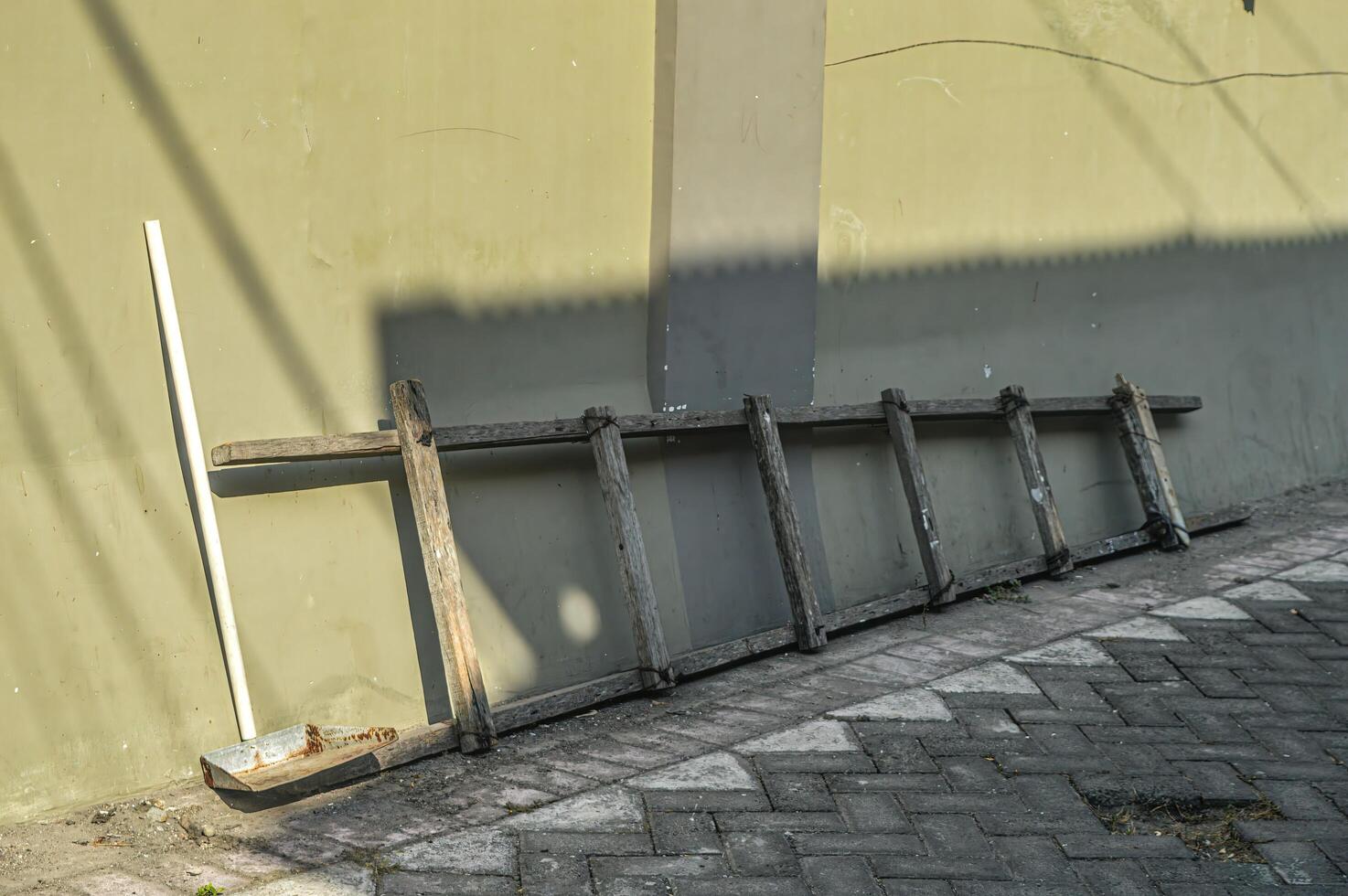 de madera escalera acostado en el lado de el pavimentación la carretera foto