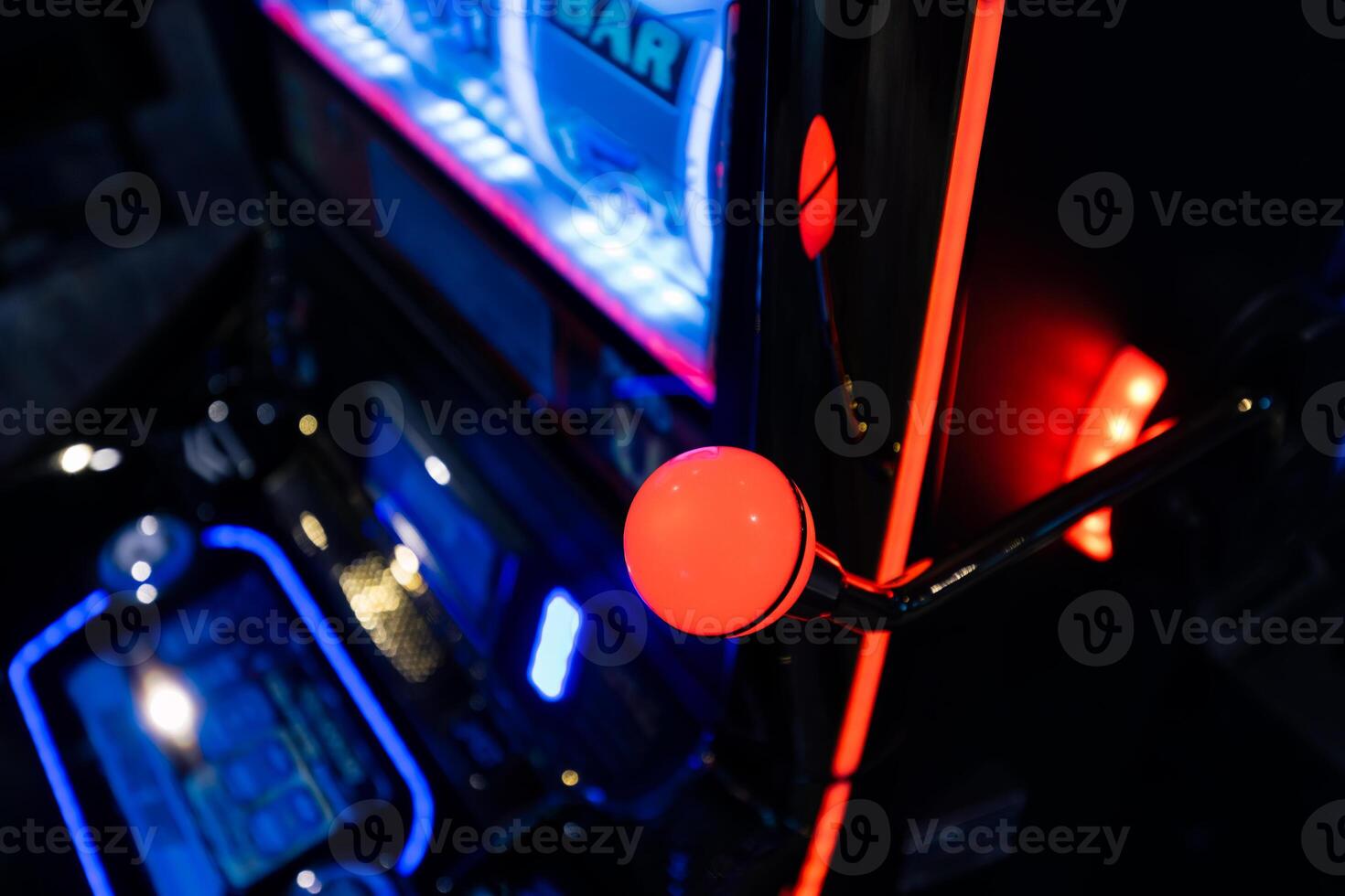 casino juego veintiuna y espacio máquinas esperando para jugadores y turista a foto