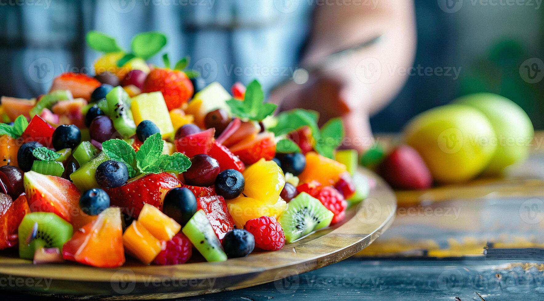 un plato de Fruta ensalada con fresas, kiwi, naranjas y otro frutas foto