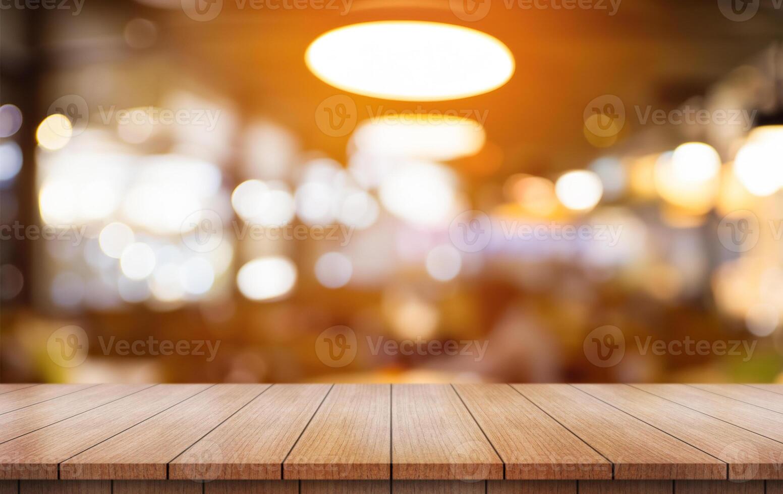 vacío de madera mesa parte superior con luces bokeh en difuminar restaurante antecedentes. foto