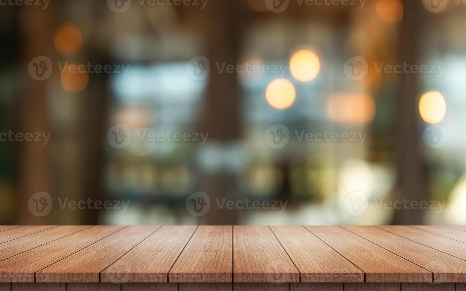 vacío de madera mesa parte superior con luces bokeh en difuminar restaurante antecedentes. foto