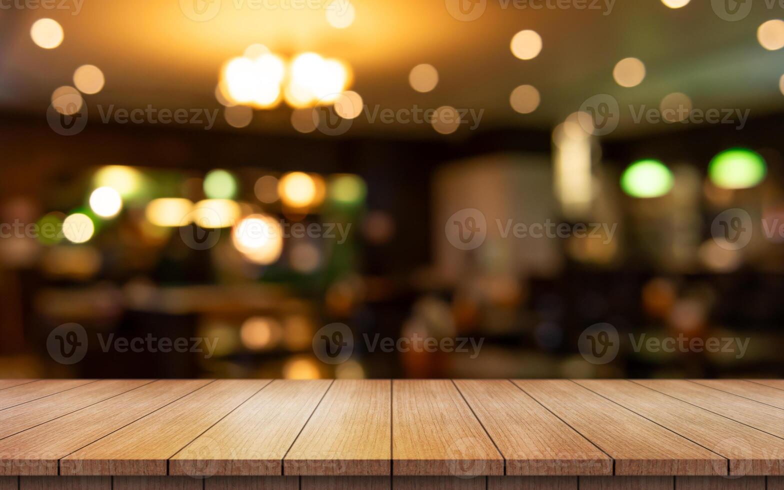 vacío de madera mesa parte superior con luces bokeh en difuminar restaurante antecedentes. foto