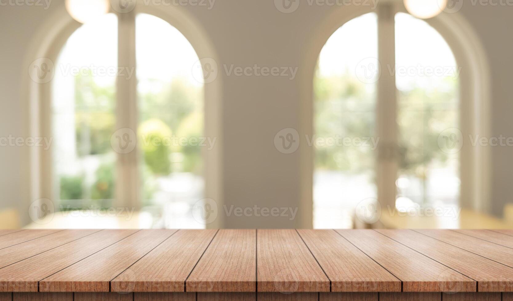 vacío de madera mesa parte superior con luces bokeh en difuminar restaurante antecedentes. foto