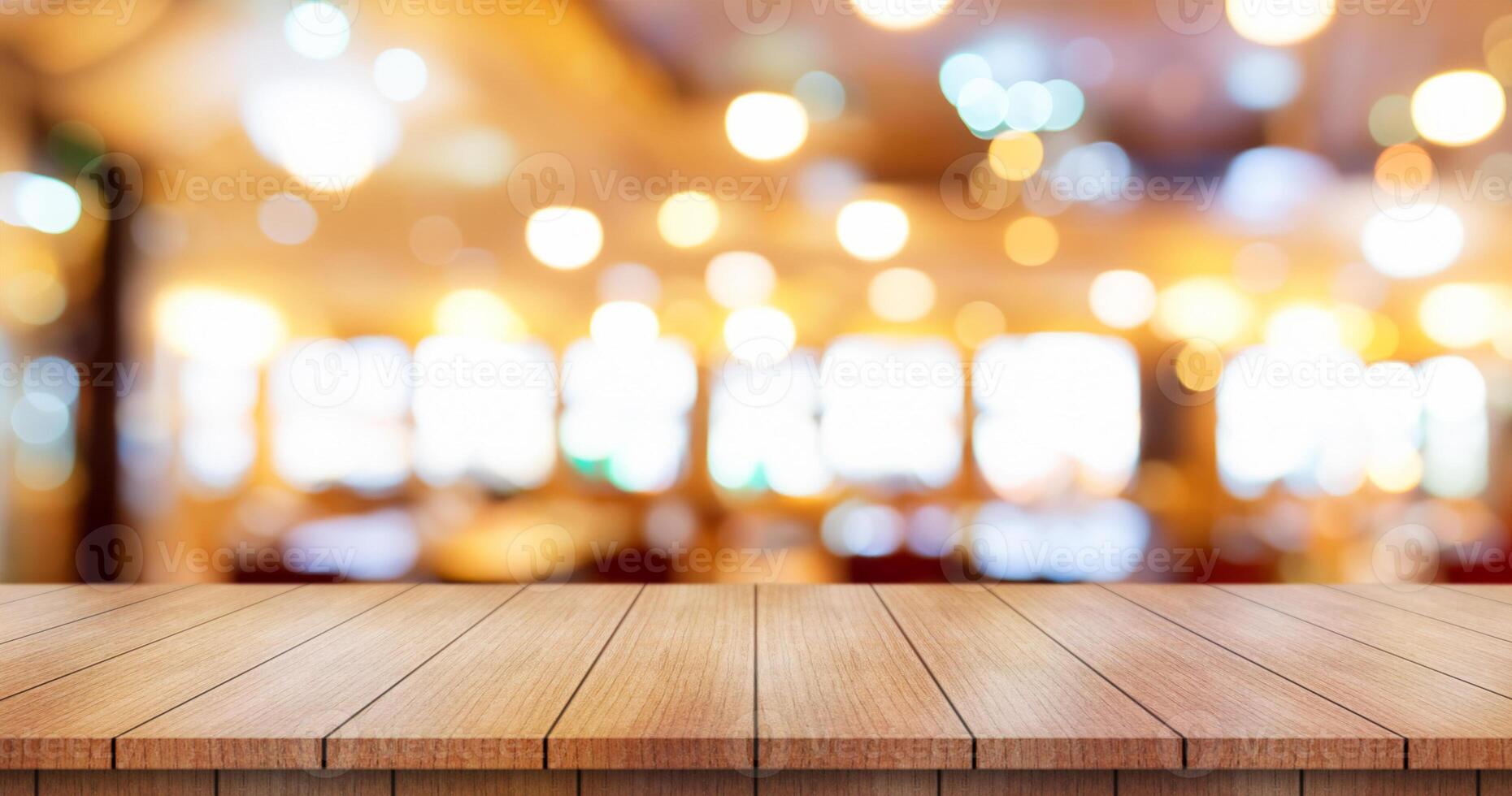 vacío de madera mesa parte superior con luces bokeh en difuminar restaurante antecedentes. foto