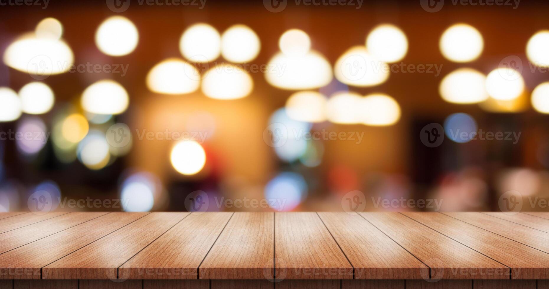 vacío de madera mesa parte superior con luces bokeh en difuminar restaurante antecedentes. foto