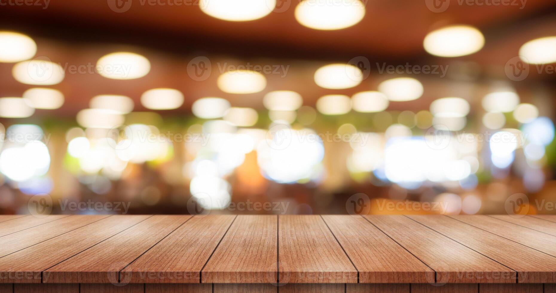 vacío de madera mesa parte superior con luces bokeh en difuminar restaurante antecedentes. foto