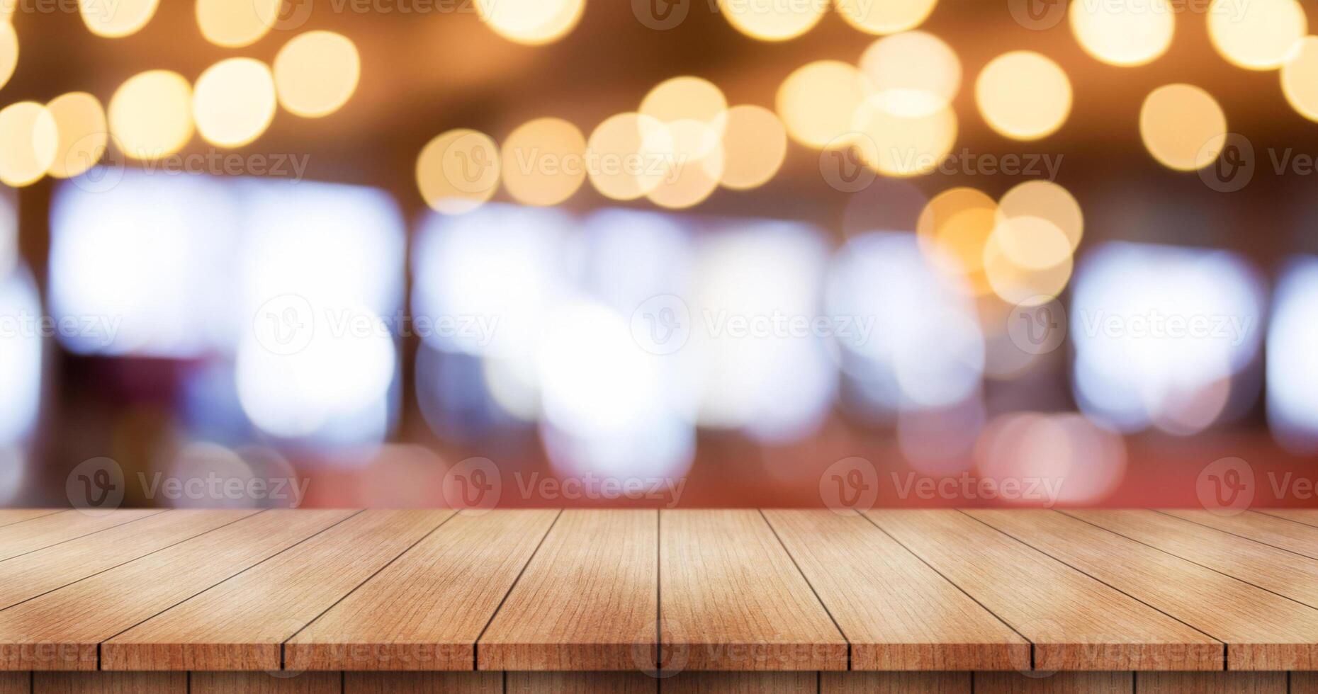 vacío de madera mesa parte superior con luces bokeh en difuminar restaurante antecedentes. foto