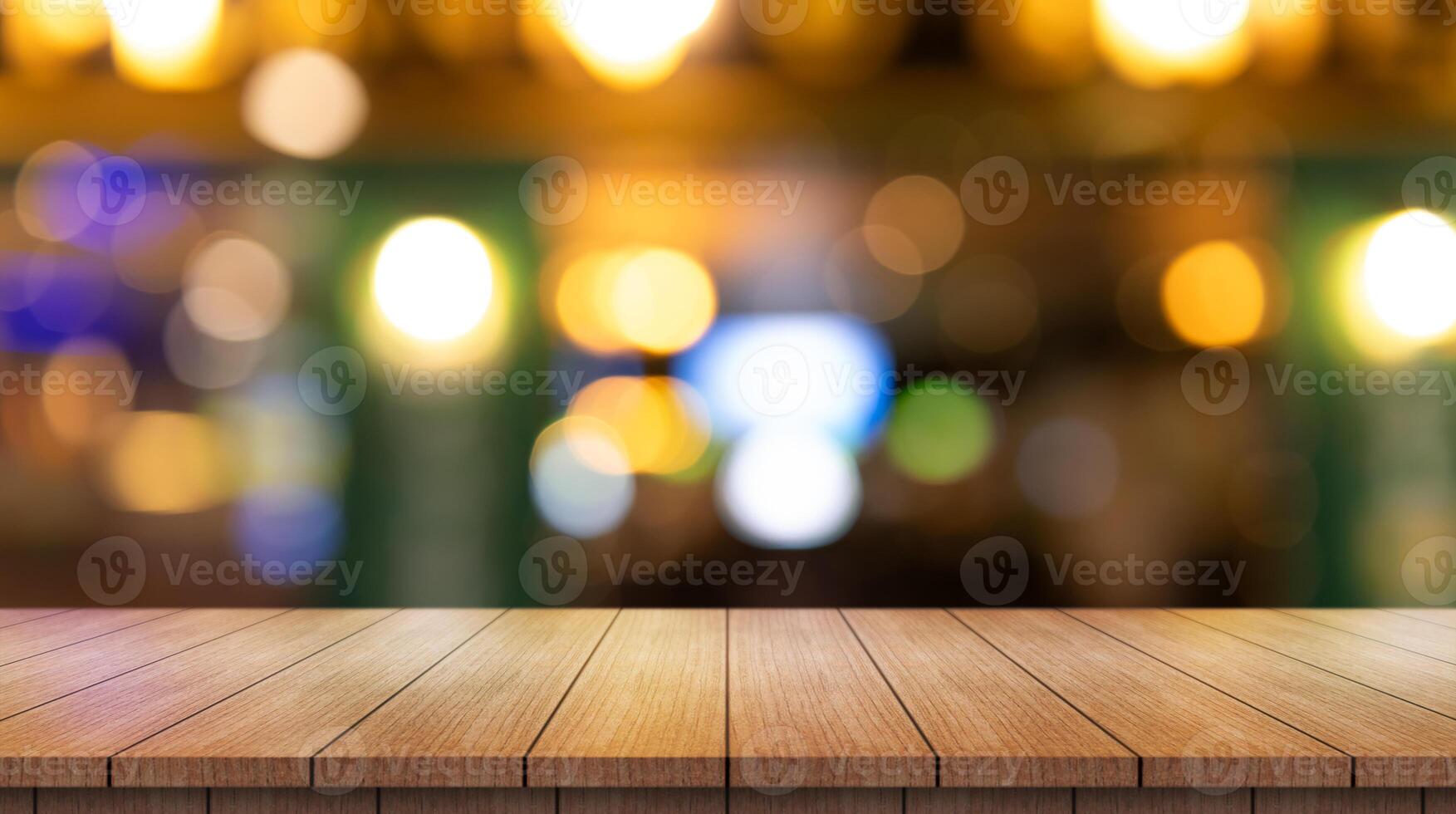 vacío de madera mesa parte superior con luces bokeh en difuminar restaurante antecedentes. foto