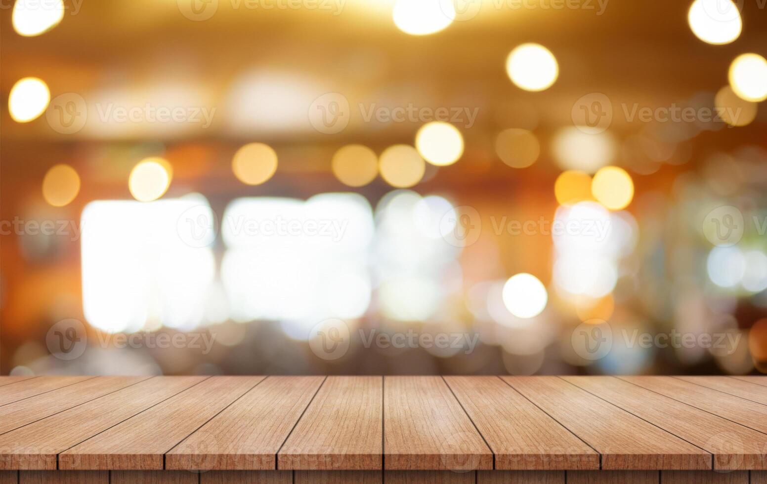 vacío de madera mesa parte superior con luces bokeh en difuminar restaurante antecedentes. foto