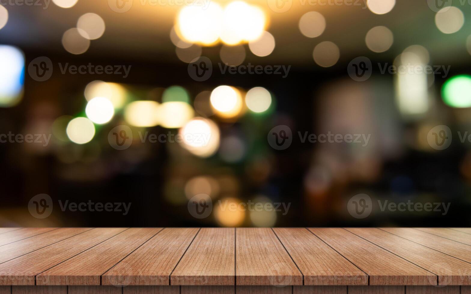 vacío de madera mesa parte superior con luces bokeh en difuminar restaurante antecedentes. foto