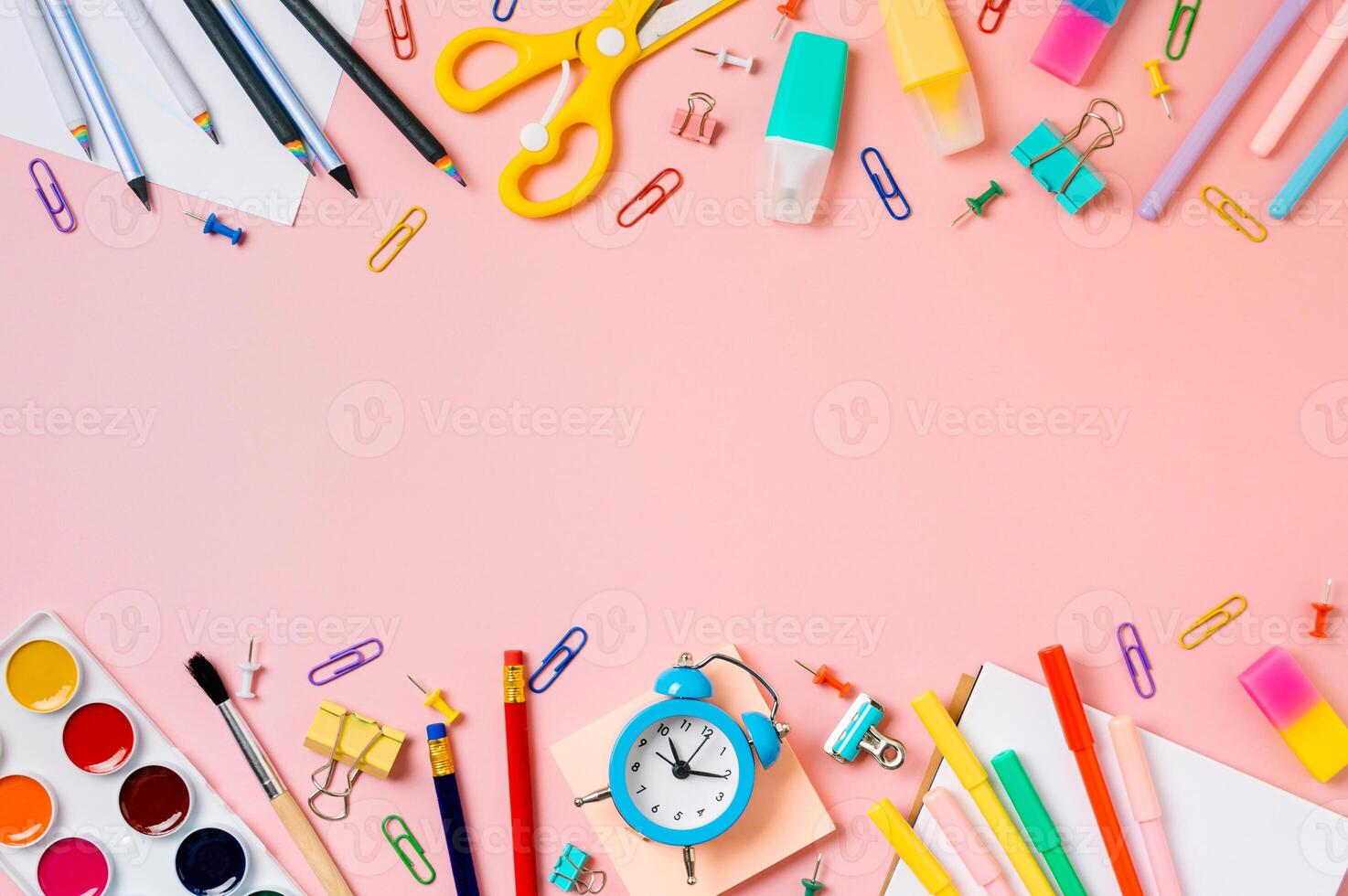 creativo estudiante escritorio con colegio suministros y Copiar espacio en centro. parte superior ver o plano poner. de moda espalda a colegio plano laico en rosado antecedentes foto