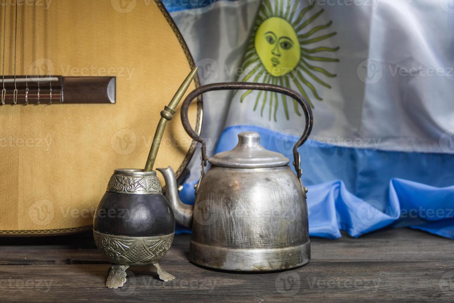 yerba compañero, guitarra y frito pasteles, símbolos de el argentino tradicion foto