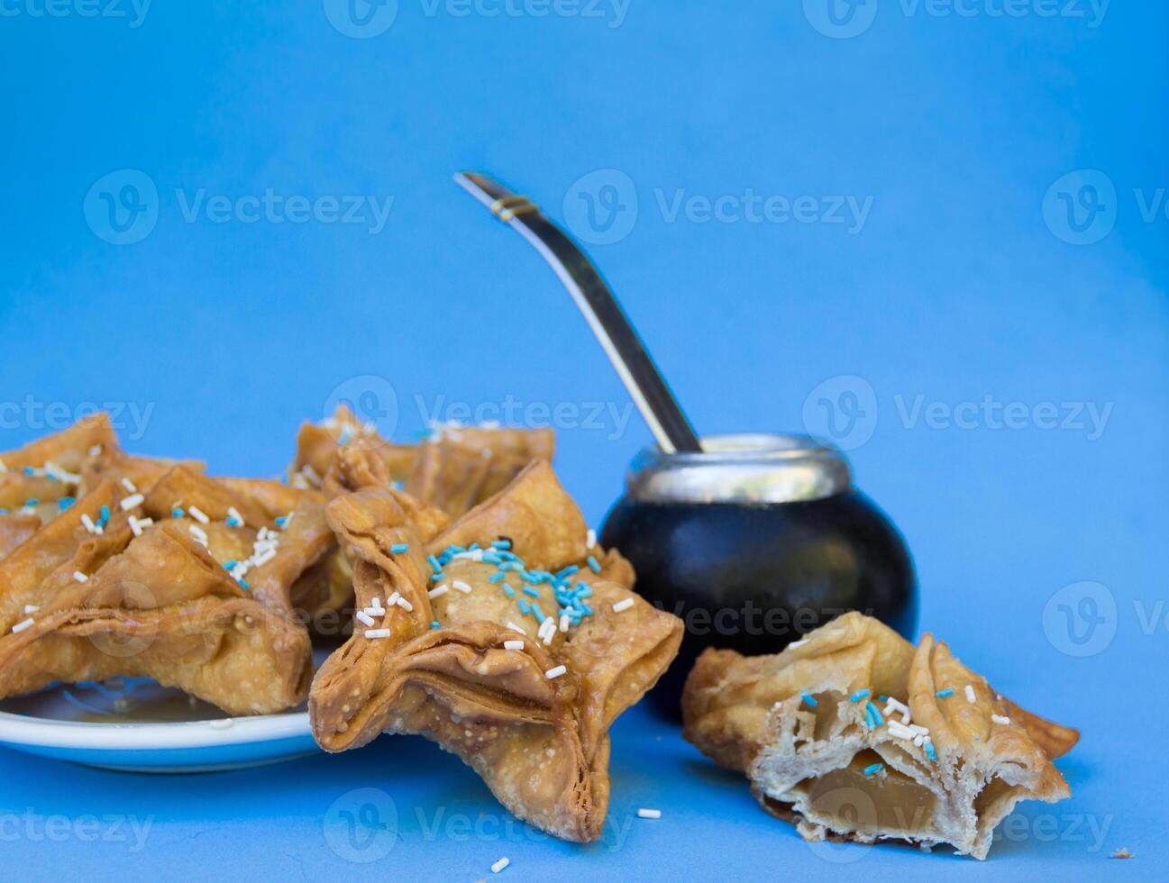 yerba compañero y frito pasteles, símbolos de el argentino tradicion foto