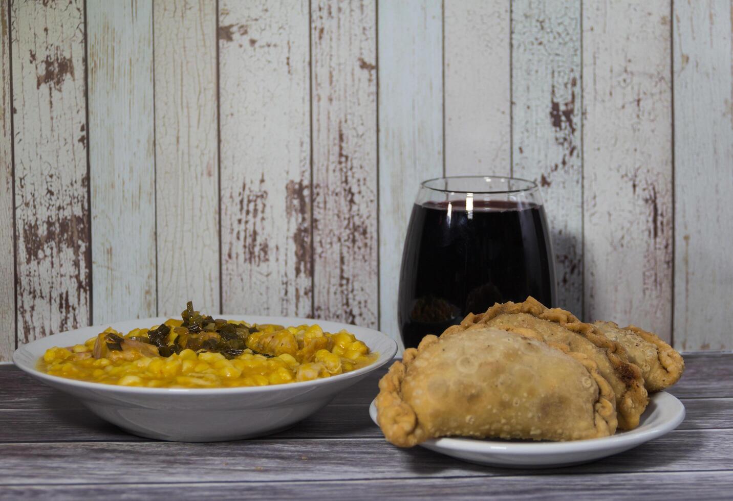 empanadas, locro y rojo vino, típico argentino comida a celebrar nacional dias foto