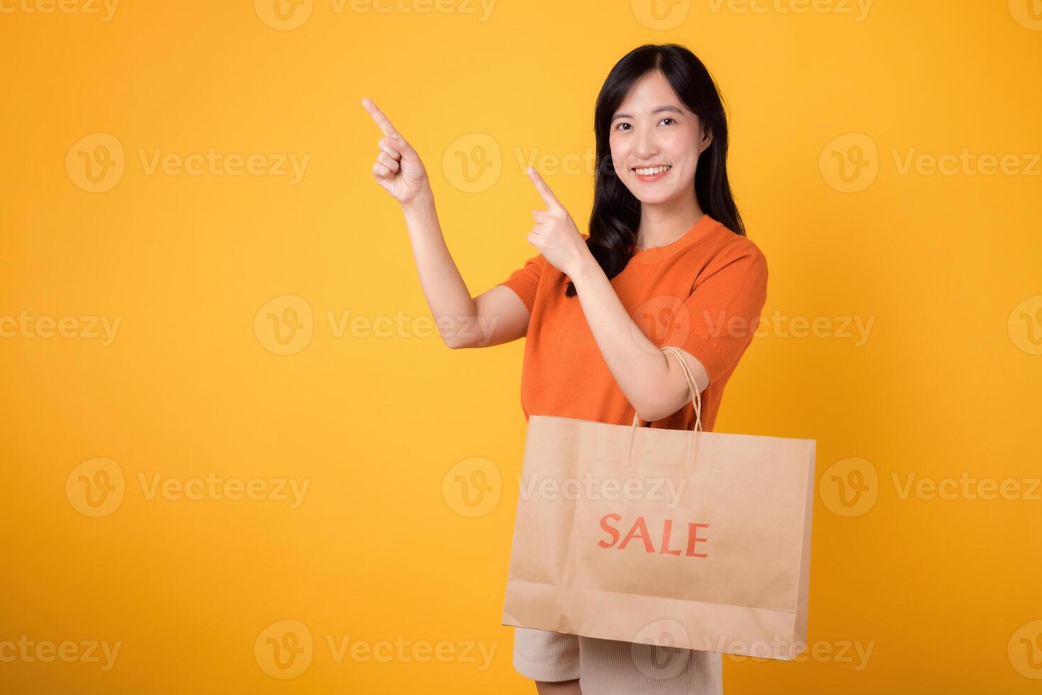 emocionado joven asiático mujer celebrando su exitoso compras juerga con pantalones y un sonrisa. Al por menor terapia felicidad. foto