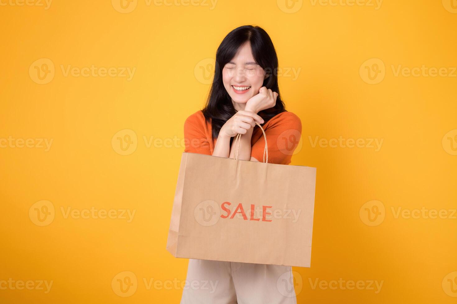 elevar tu compras experiencia con amor y el mejor ofertas sonriente mujer revela su compras, capturar el emoción de descubriendo increíble ahorros. aislado en amarillo antecedentes foto