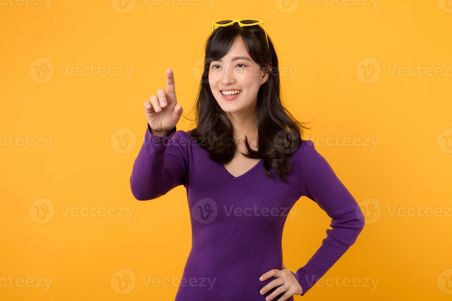 joven asiático 30s mujer de negocios vistiendo púrpura saltador camisa señalando en invisible pantalla. foto