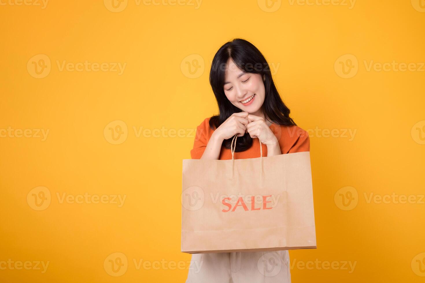 bucear dentro el emoción de compras con el mejor ofertas en ciudad. de moda mujer sostiene bolsas, reflejando el felicidad de hallazgo el último descuentos foto