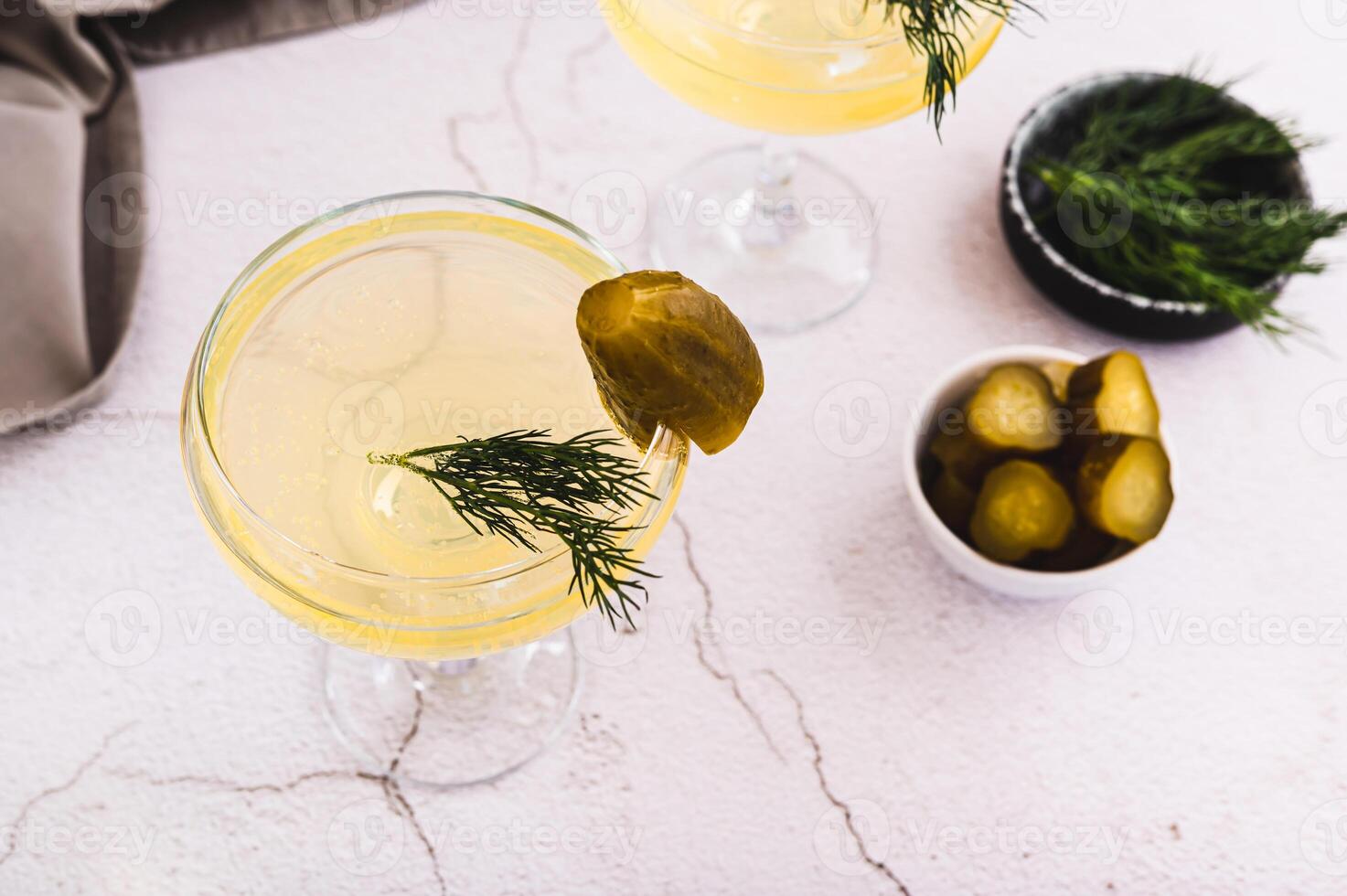 refrescante pepinillos martini cócteles en lentes en el mesa foto