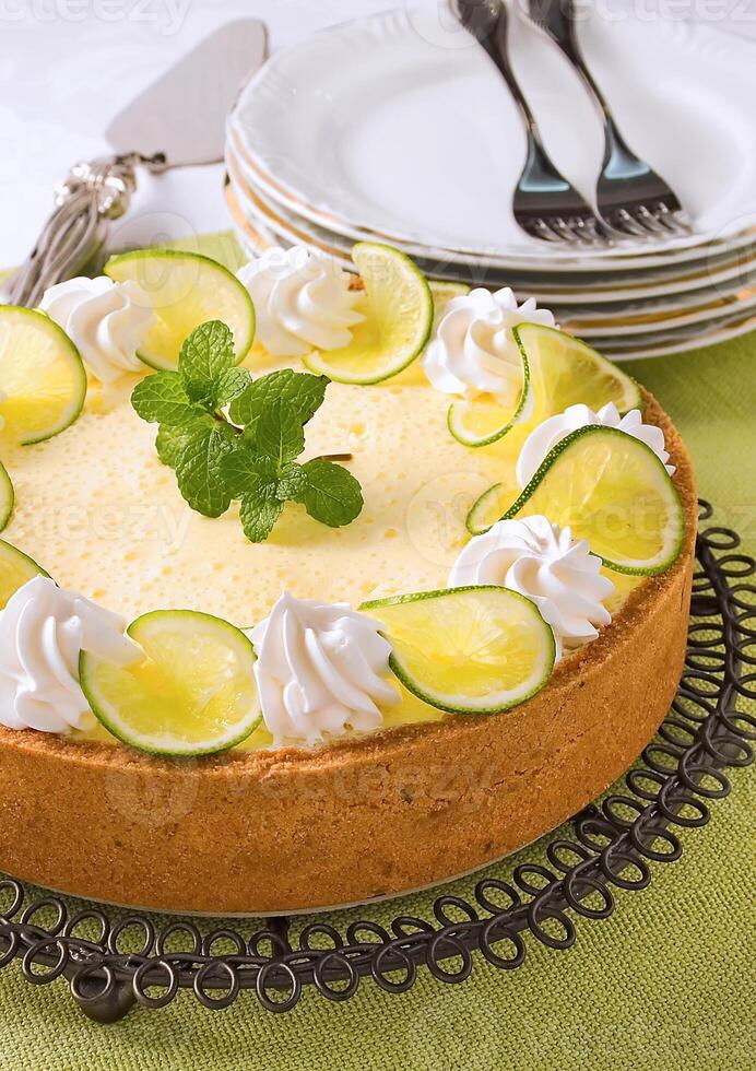 limón tarta con azotado crema en el mesa foto