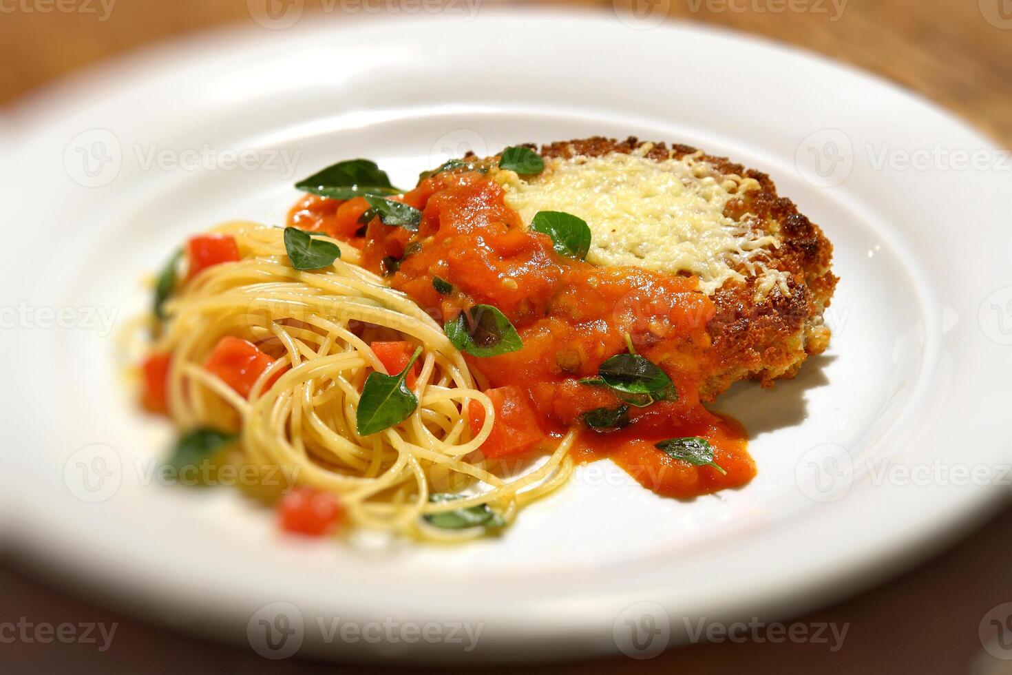 filete Alabama parmigiano con espaguetis con Cortado Tomates foto