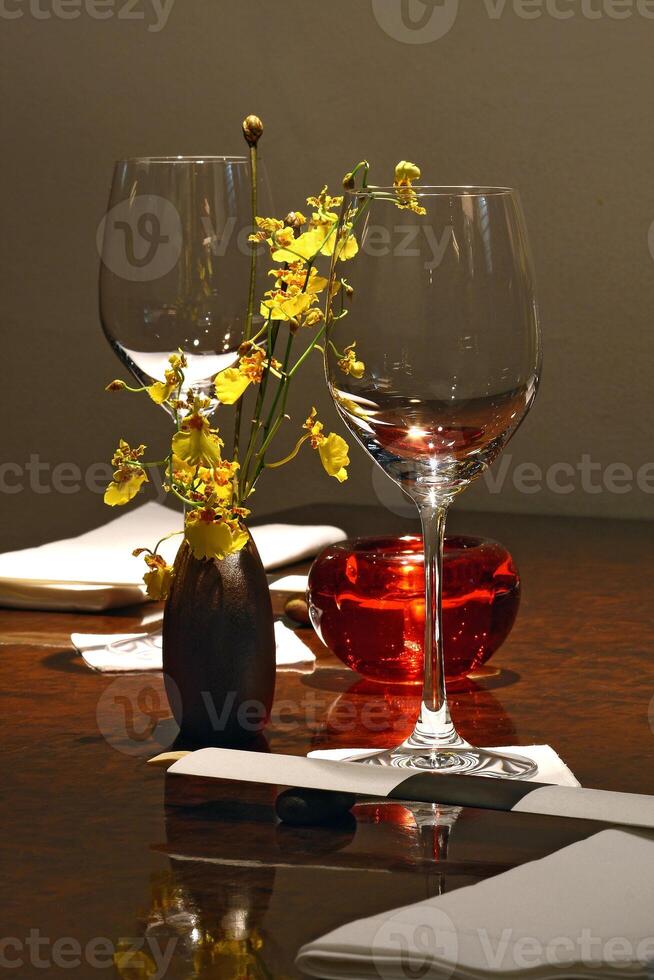sofisticado y decorado mesas para multa comida foto