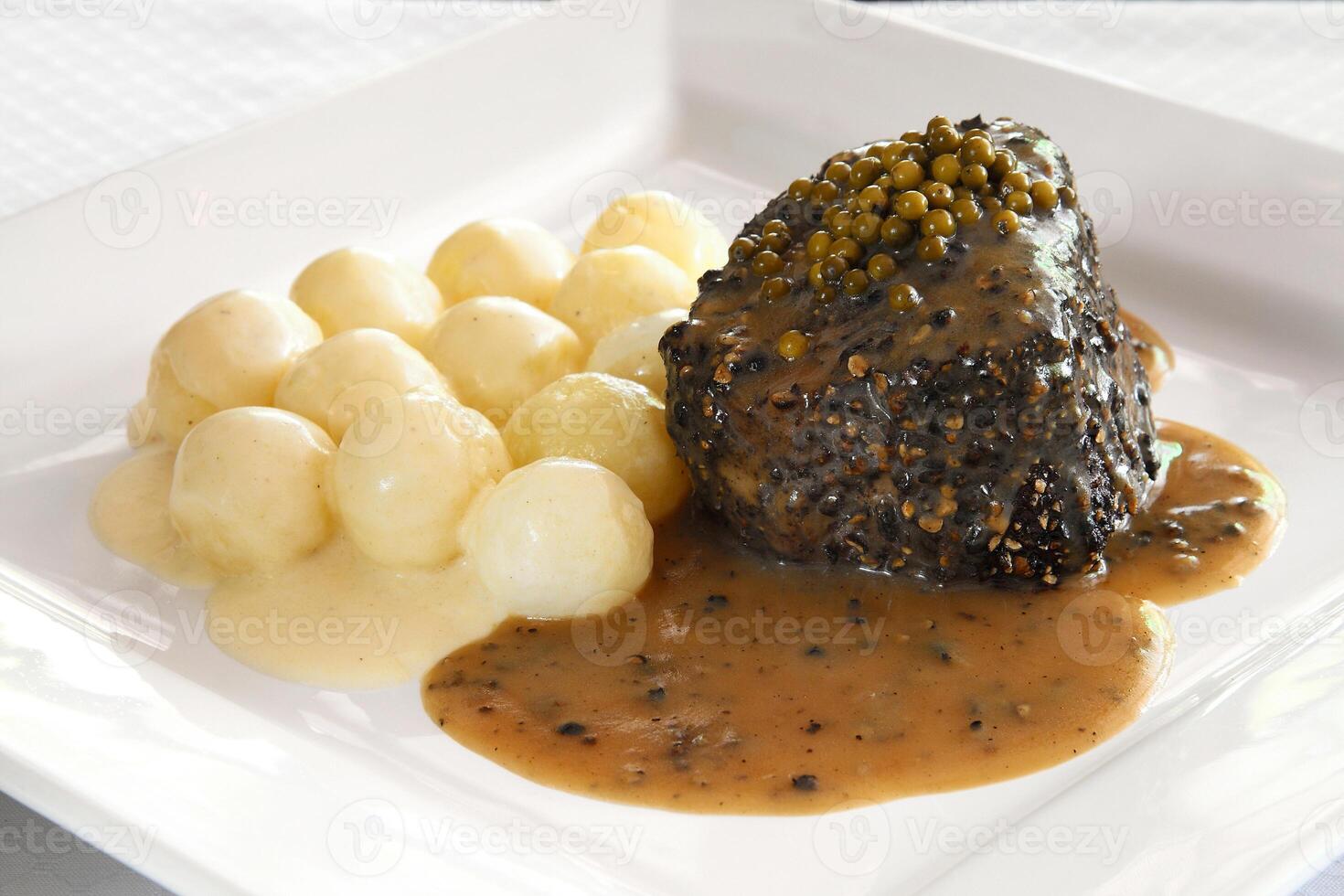 filete au fuerza con patatas y salsa foto