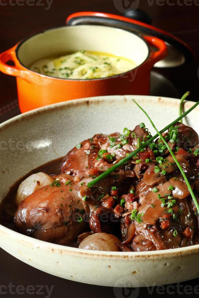 coq au vino, clásico francés cocina con patata puré foto