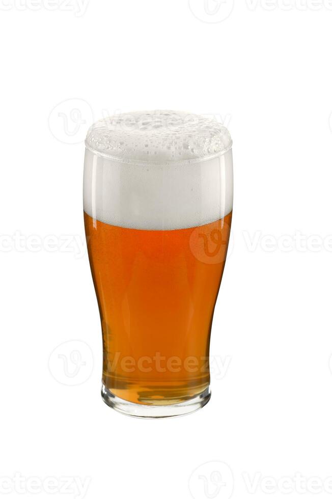 lentes de frío cerveza en blanco antecedentes foto