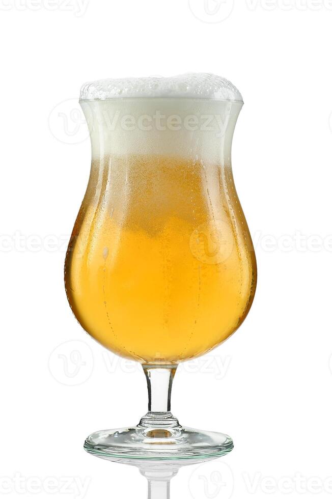 lentes de frío cerveza en blanco antecedentes foto